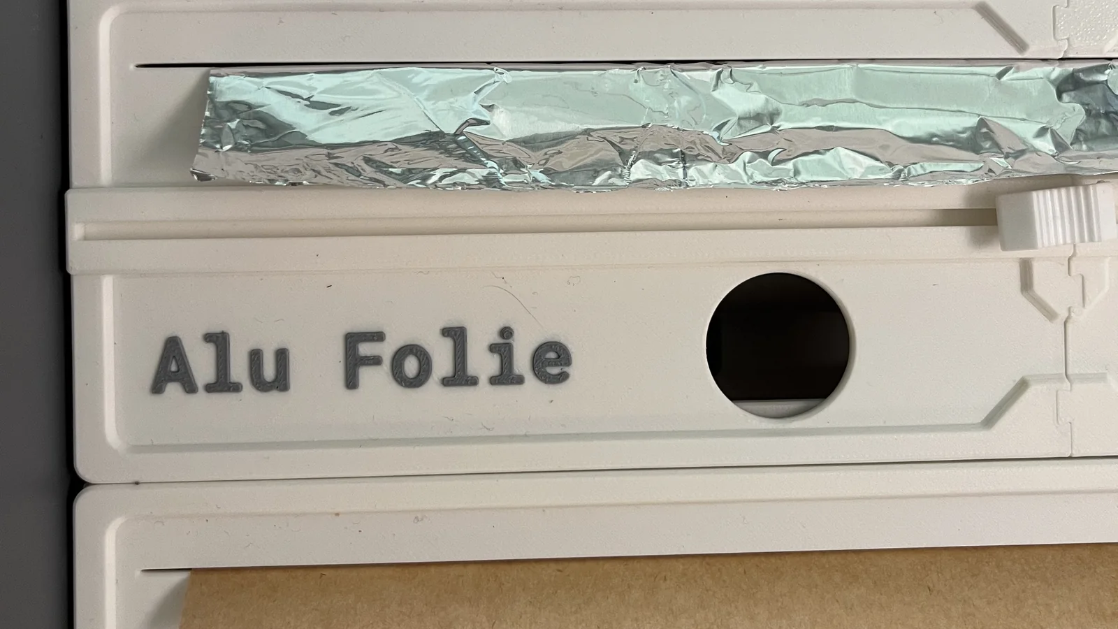 Beschrifteter Folienspender in der Küchenschublade mit Schneideschieber